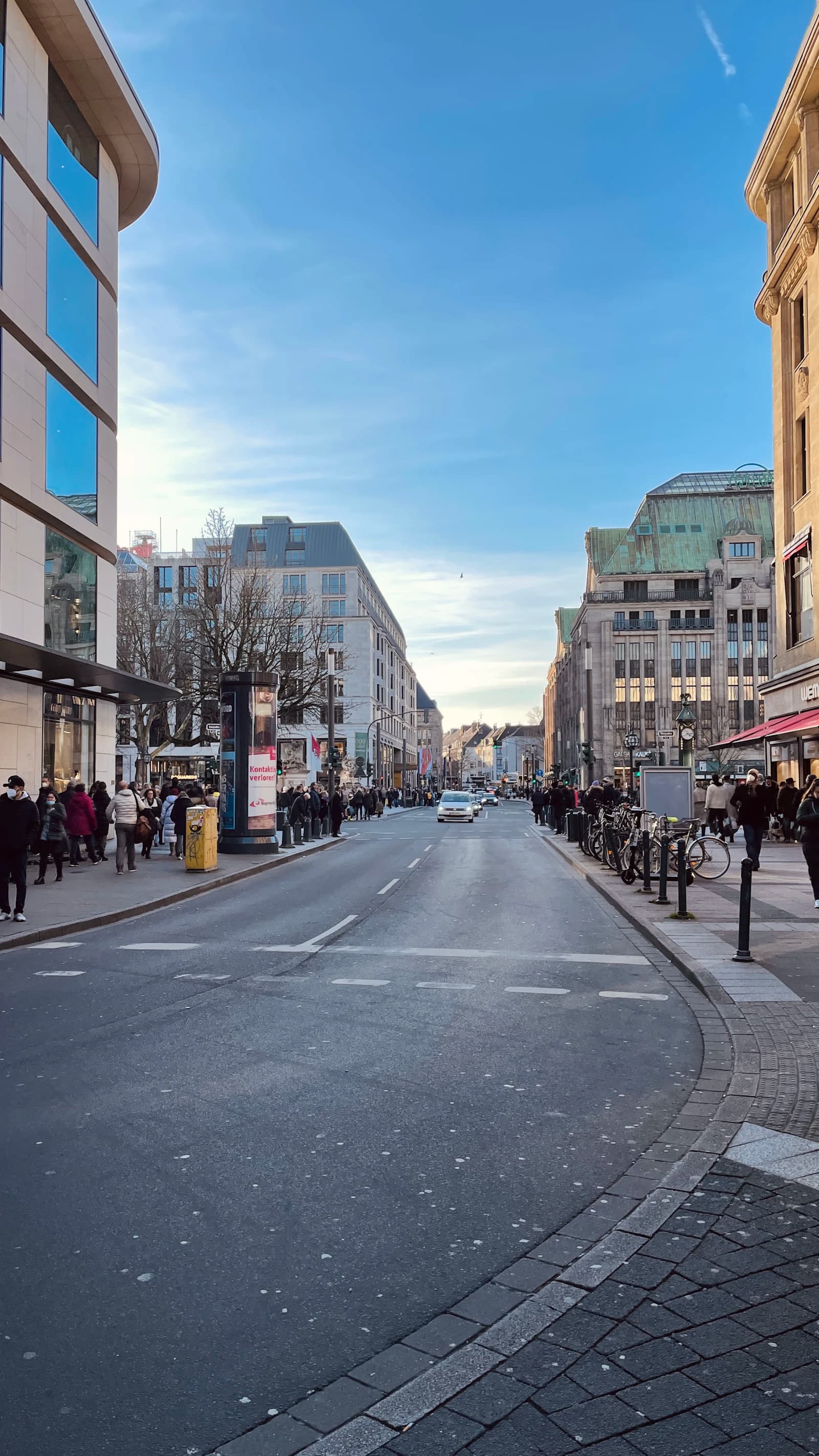 Innenstadtstraße in Düsseldorf mit Läden im Erdgeschoss