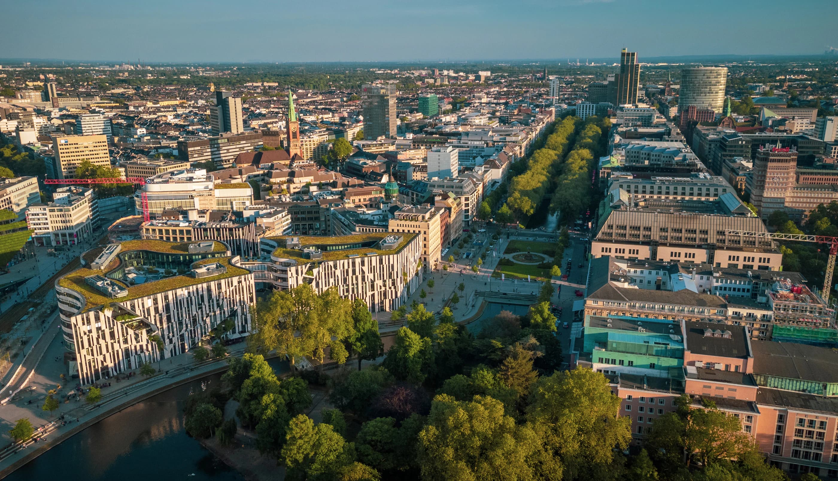 Luftbild von Düsseldorf mit Wohnhäusern und Rhein