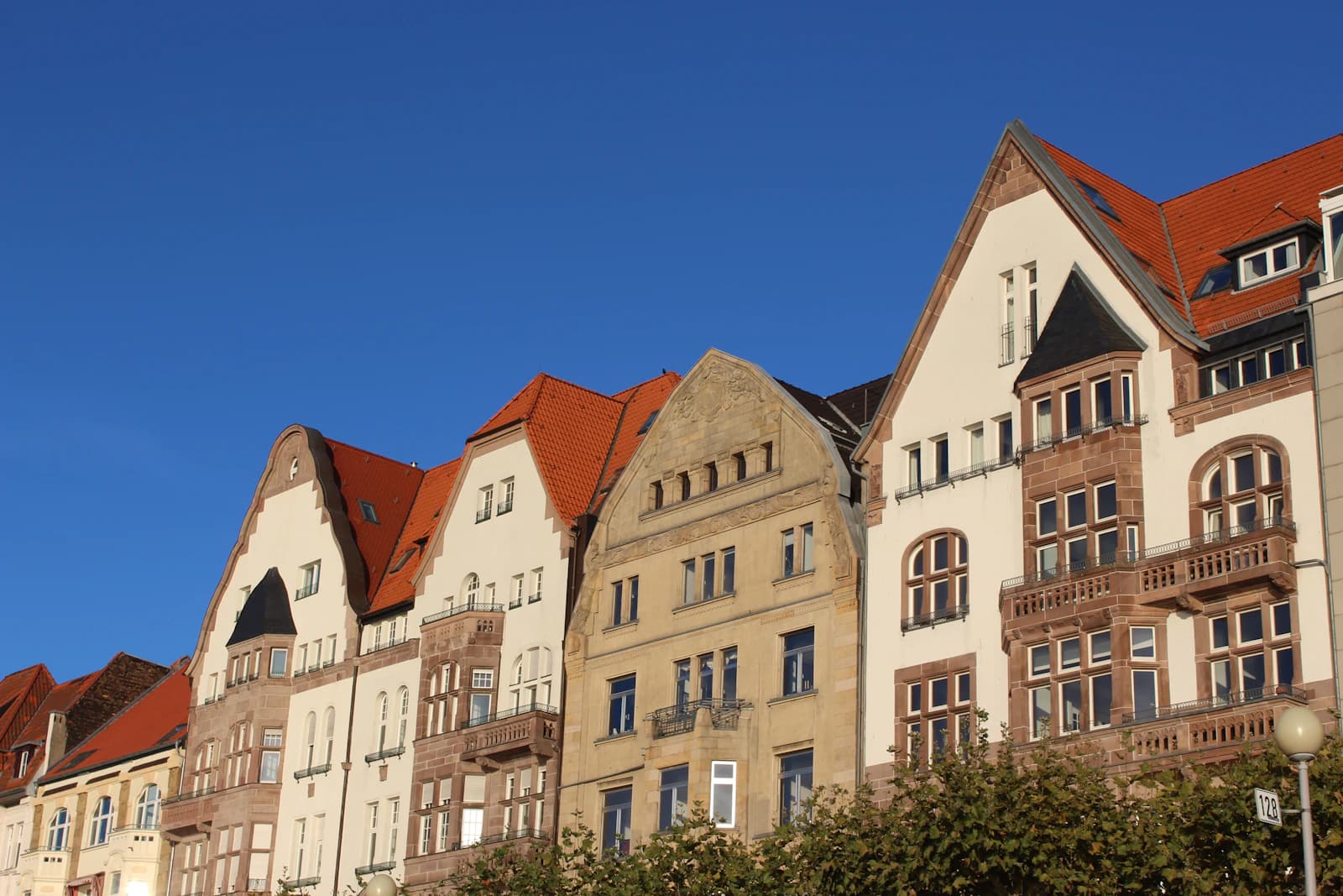 Altbau-Mehrfamilienhäuser mit Giebeln am Rheinufer in Düsseldorf