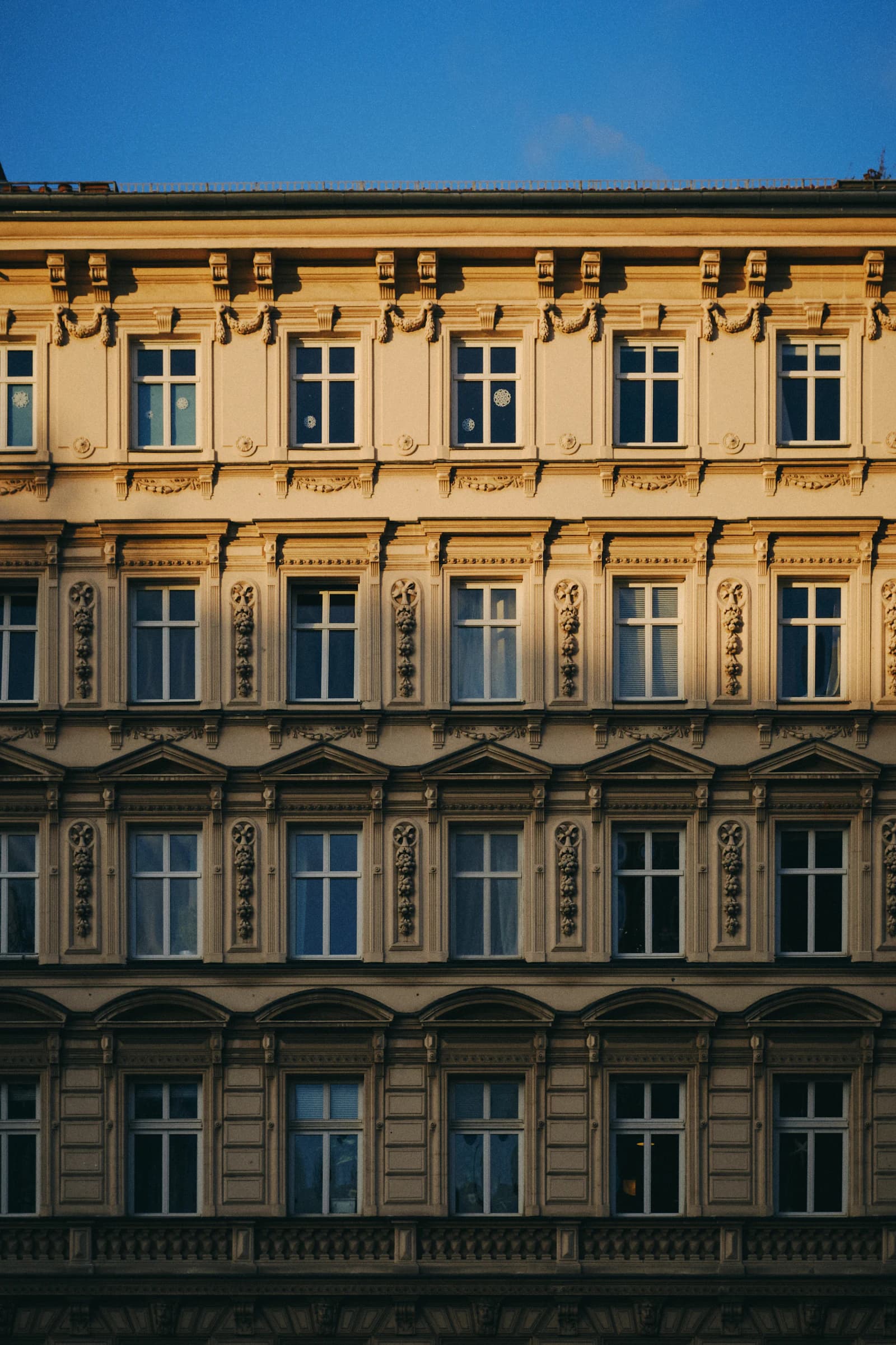 Fassade eines Mehrfamilienhauses aus der Gründerzeit