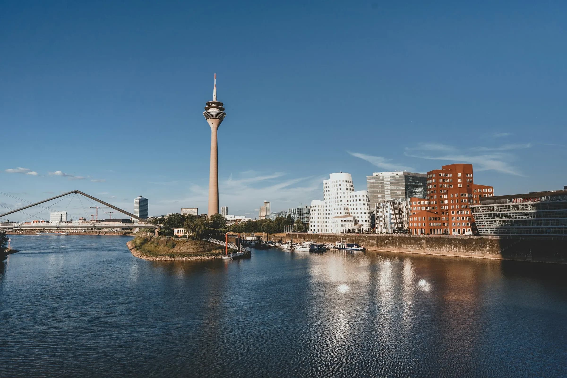 Medienhafen Düsseldorf mit Rheinturm und Gehry-Bauten