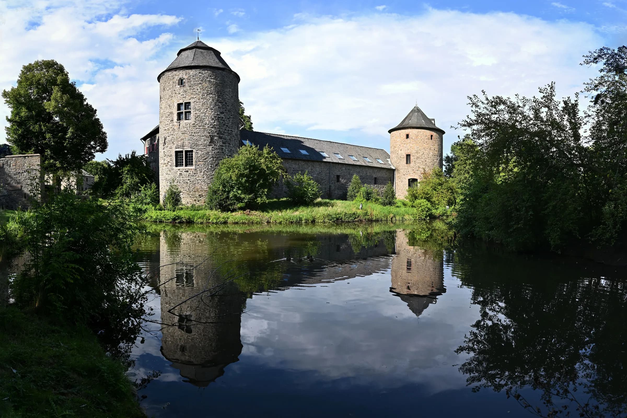 Wasserburg Haus zum Haus in Ratingen mit Spiegelung im Wassergraben